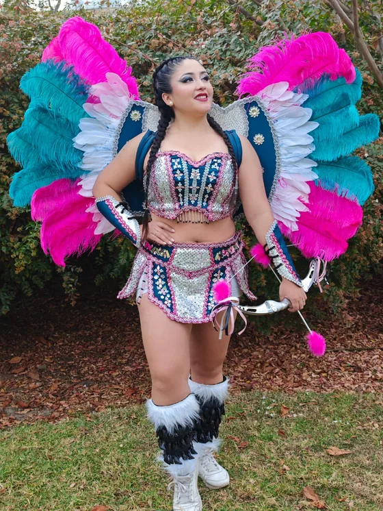 Traje de Tobas fucsia, modelo de mujer