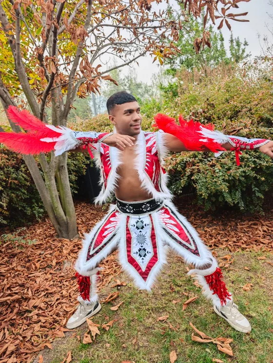 Traje de Tobas rojo, modelo de hombre