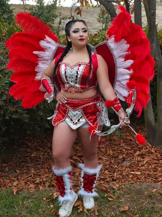 Traje de Tobas rojo, modelo de mujer